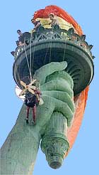 Parapente pendurado na chama da Estátua da Liberdade em agosto de 2001