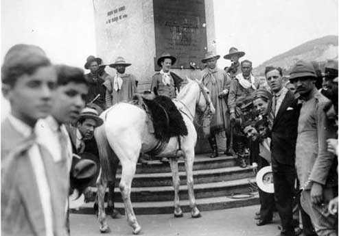 Gaúchos amarram cavalos no obelisco do Rio de Janeiro