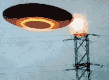 Disco voador perto de torre de transmissão - Revista UFO.