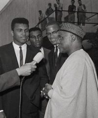 Muhammad Ali e Elijah Muhammad (fundador do grupo político-religioso Nação do Islã), com Malcolm X ao fundo