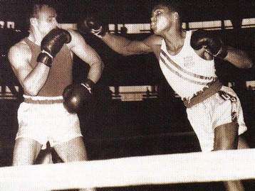 Cassius Clay lutando pelo ouro olímpico em Roma (1960)