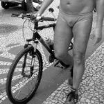 Oil Man, o herói desnudo da capital do frio, em foto publicada na Gazeta do Povo.