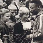 Pelé cercado por crianças durante a Copa de 1958, na Suécia.